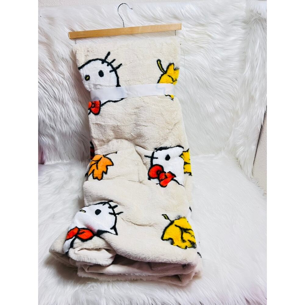 Hello Kitty Fall Throw - Picture 3 of 3